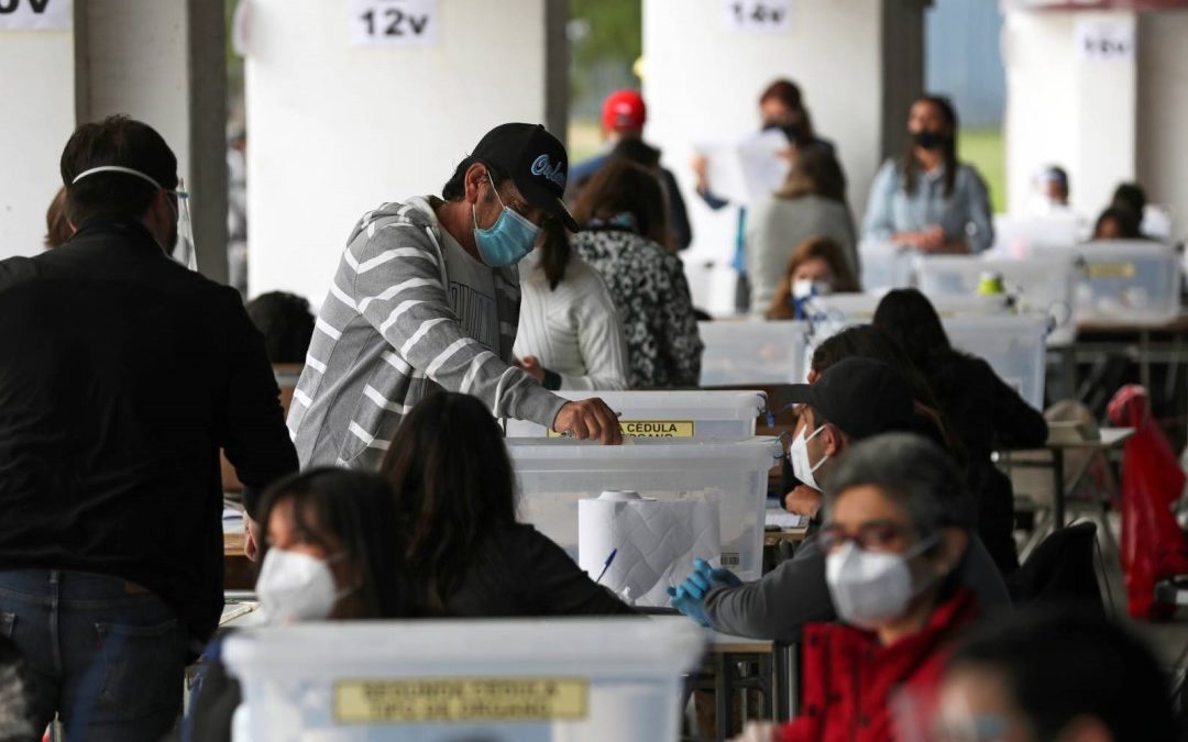 Imagen gente votando en Chile